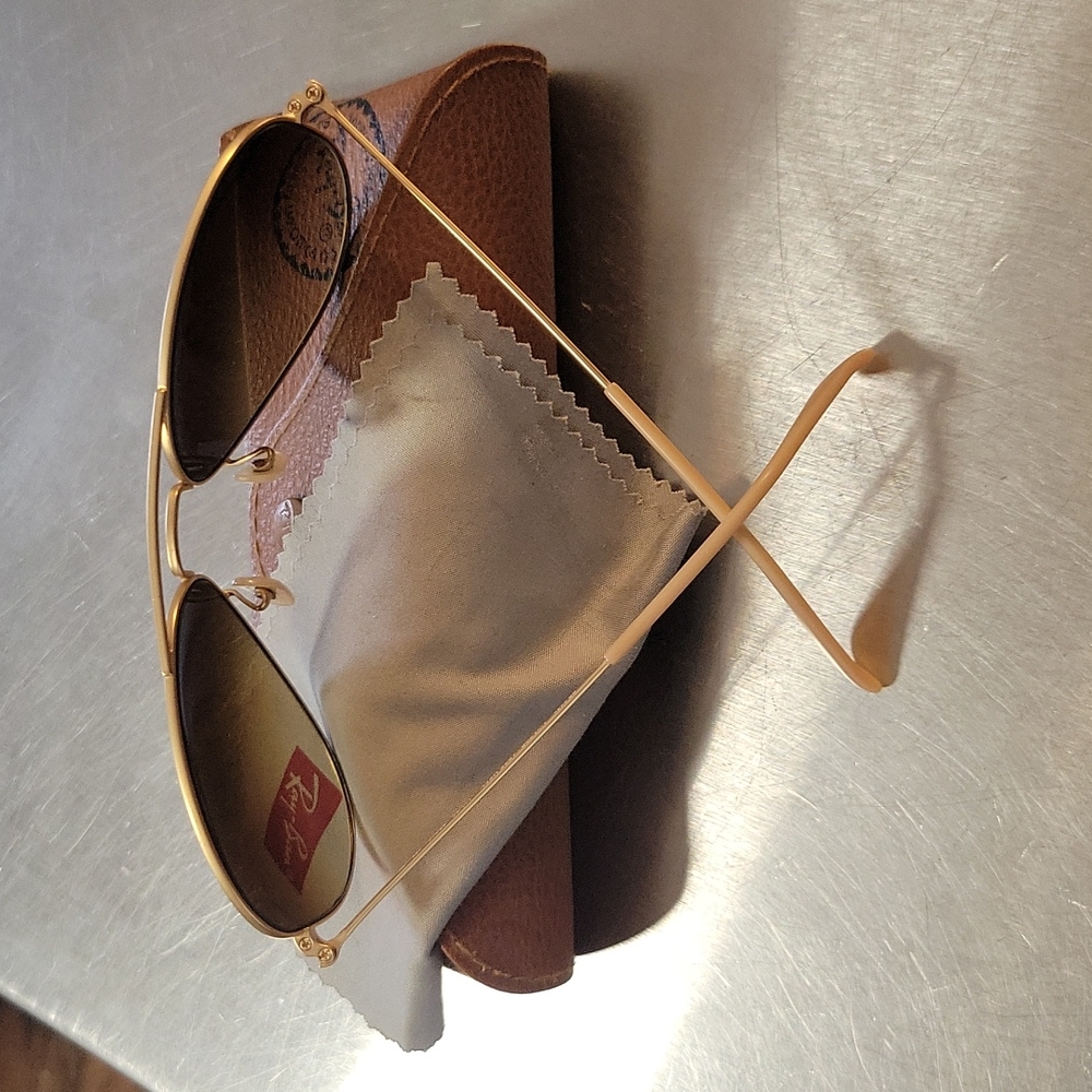 Ray-Ban Aviator sunglasses - Picture 2 of 3